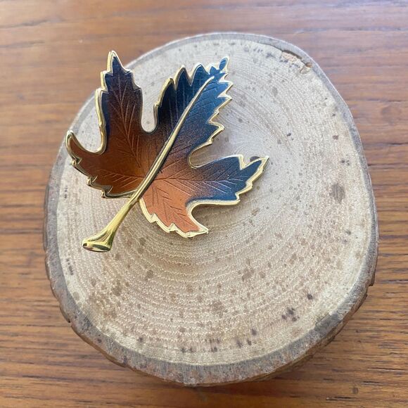 Vintage Orange Brown Gold Curved Angle Maple Leaf Fall Autumn Pin Brooch - Picture 2 of 5